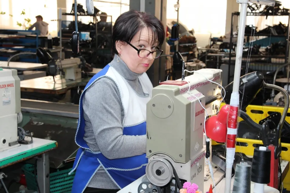 Школьники Биробиджана посетили единственное обувное предприятие на территории города