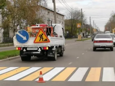 Подметают и рисуют: подрядчики усиленно приводят улицы Биробиджана в порядок