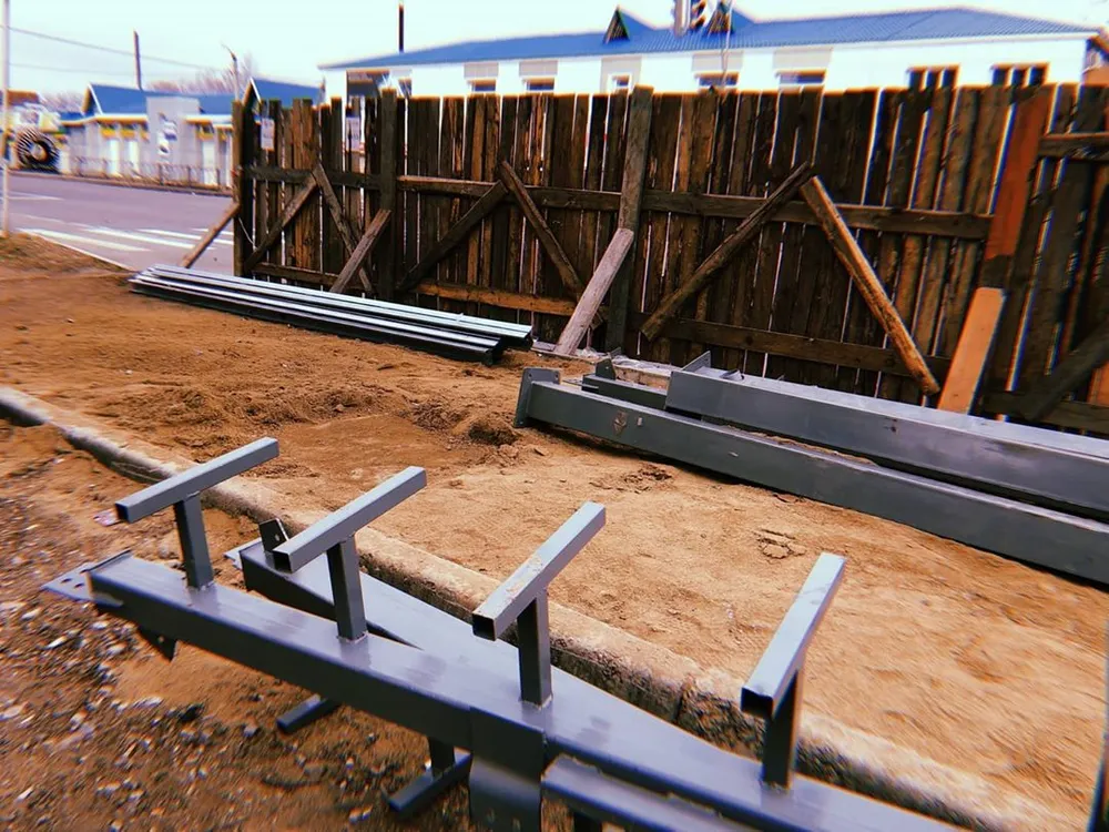 Остановки будущего начали монтировать в Биробиджане