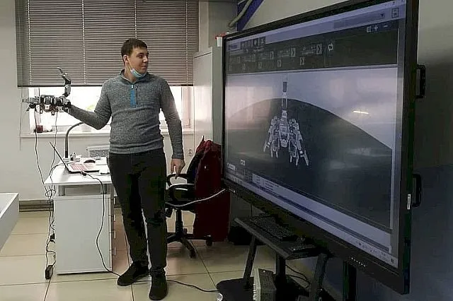 Робота-скорпиона своими глазами увидели школьники из Биробиджана