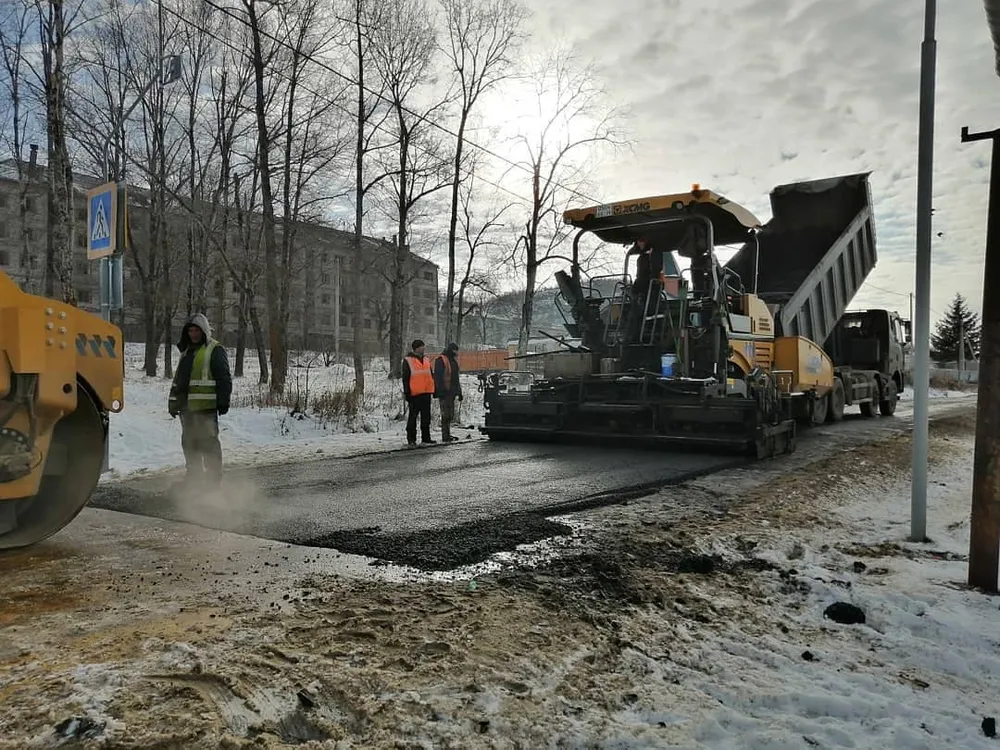 Укладывать асфальтовое покрытие продолжают в Облученском районе ЕАО