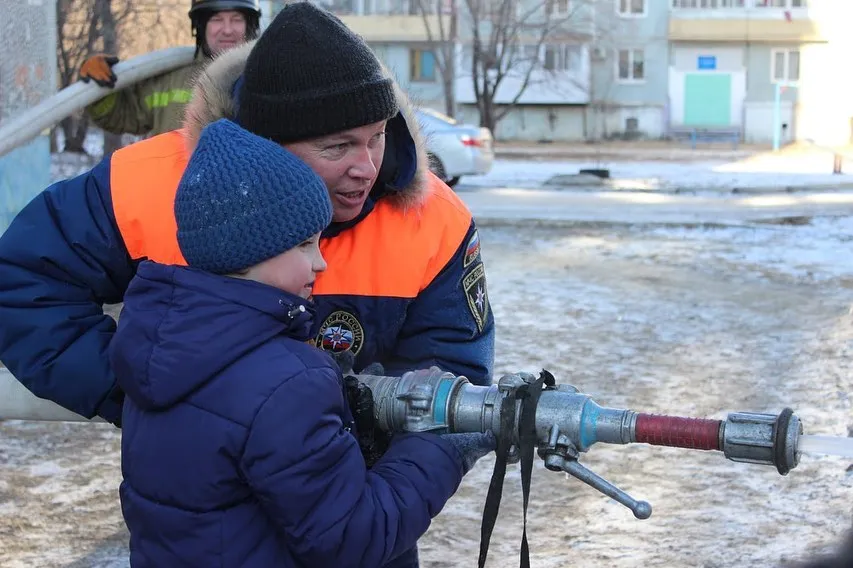 Главный спасатель ЕАО собственными руками залил каток в одном из микрорайонов Биробиджана