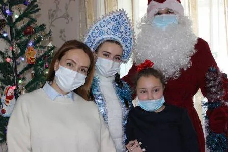 Гавайскую гитару в подарок получила девочка из Биробиджана