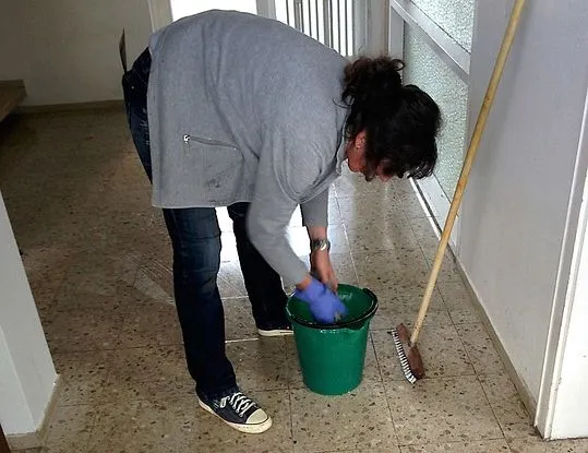 Уголовное дело завели на уборщицу, поднявшую руку на школьника в Хабаровске