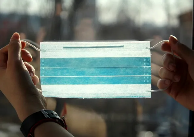 Можно ли снимать маску после вакцинации от COVID-19, рассказал глава Минздрава