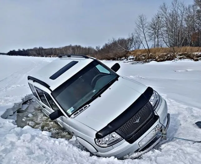 Четыре автомобиля ушли под лёд в ЕАО за прошедшие сутки