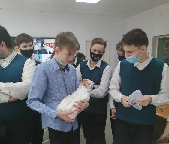 Как пеленать новорожденного и взять мазок на COVID-19, рассказали школьникам в Биробиджане