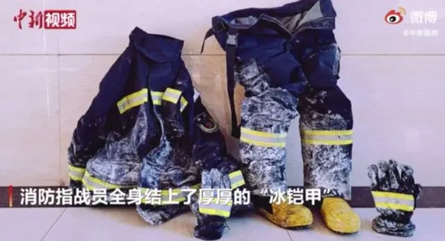 ВИДЕО: Задубела на морозе одежда огнеборцев при тушении пожара в соседнем с ЕАО Китае