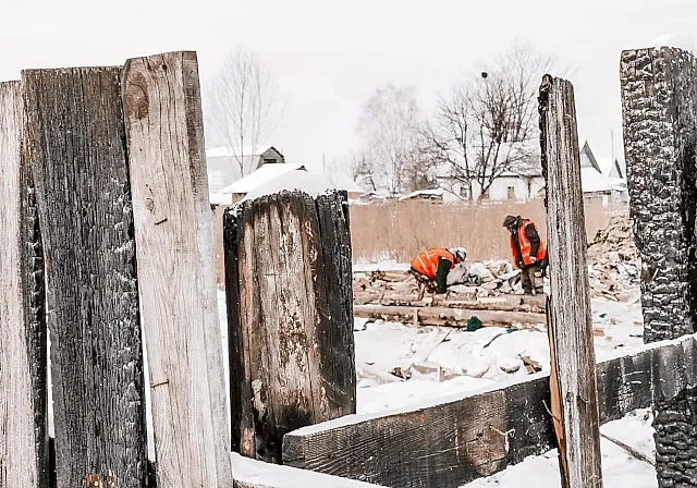 Полуразрушенное строение, где собирались бомжи и подростки, демонтировали в Биробиджане