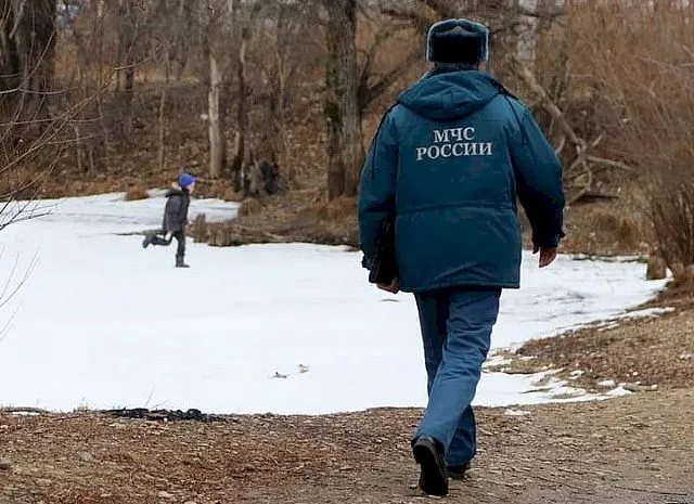 Ребёнок едва не ушёл под лёд в городском парке Биробиджана
