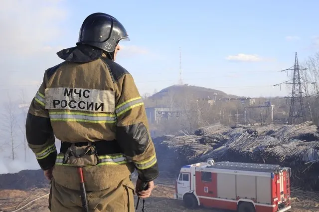 Более трёх суток ликвидировали крупный пожар деревоотходов спасатели в Биробиджане