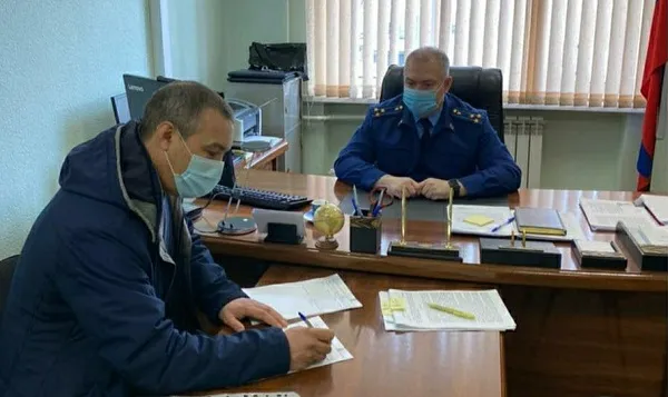 На 70 тысяч рублей прокуратура оштрафовала УК за несоблюдение трудового кодекса в Биробиджане