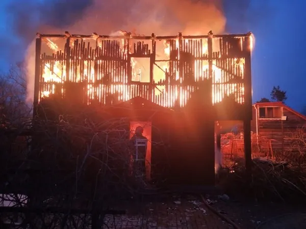 Полностью выгорел дом в жутком пожаре в одном из районов ЕАО