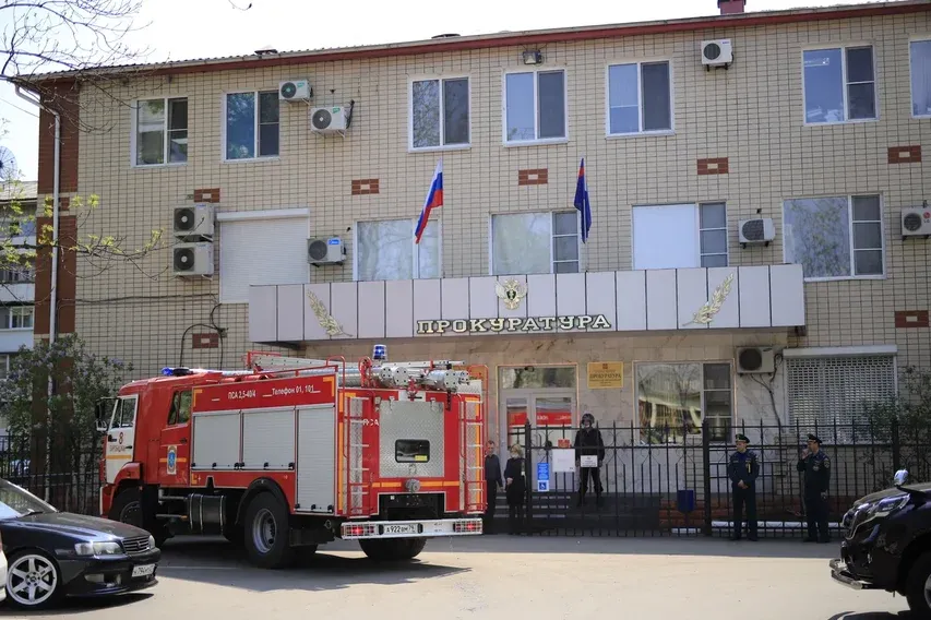 Вытащили «пострадавшего» из «пожара» в здании прокуратуры спасатели при учении в Биробиджане