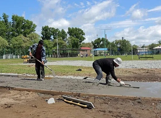 Новое покрытие для бега и мачты освещения: преображают стадион в одном из районов ЕАО