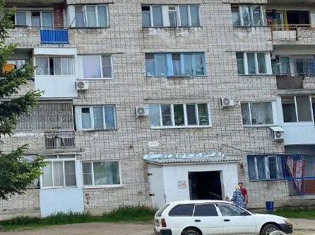 По неизвестной причине загорелся подвал в пятиэтажке в Биробиджане