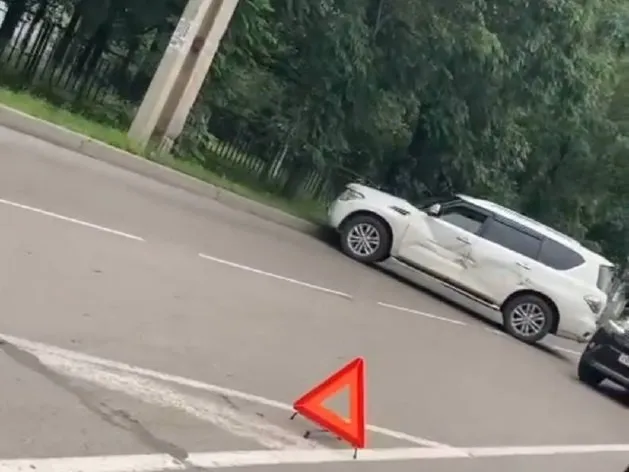 ВИДЕО: Девушка на внедорожнике устроила ДТП в Биробиджане