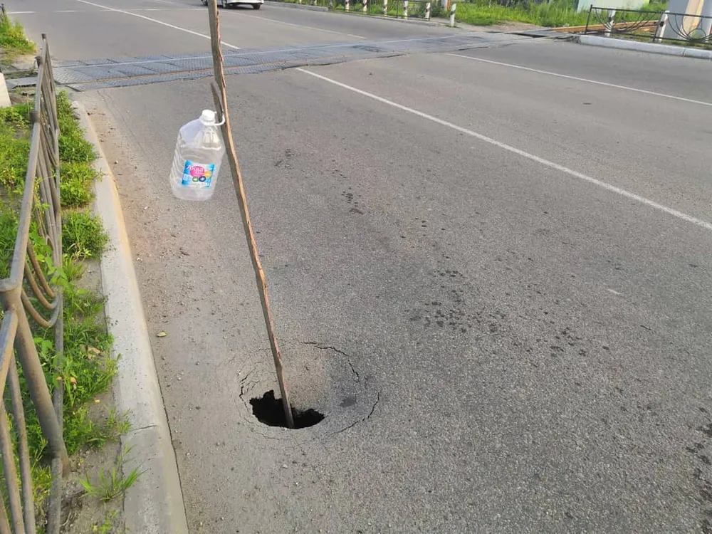 Опасный провал на дороге призвала устранить прокуратура мэрию Биробиджана