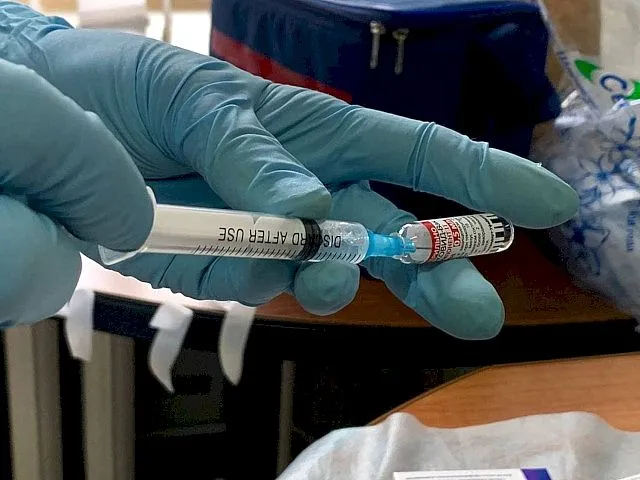 Почему заболевают привитые от COVID-19, рассказал врач-инфекционист из ЕАО