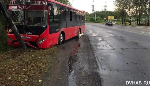 Автобус с пассажирами врезался в столб в Хабаровске