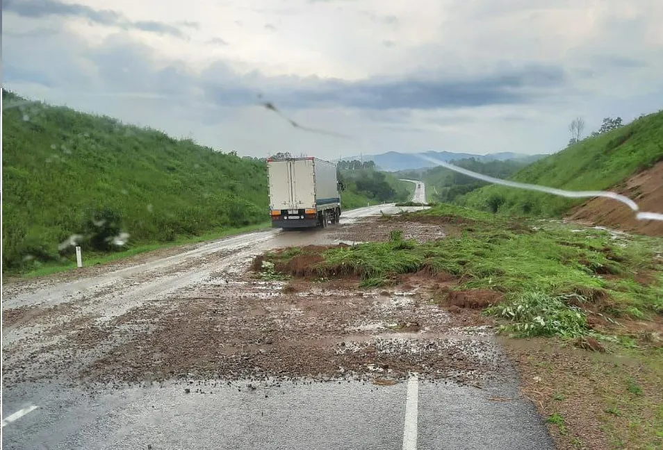 Ситуацию после схода оползня на трассе «Амур» прокомментировали в Росавтодоре