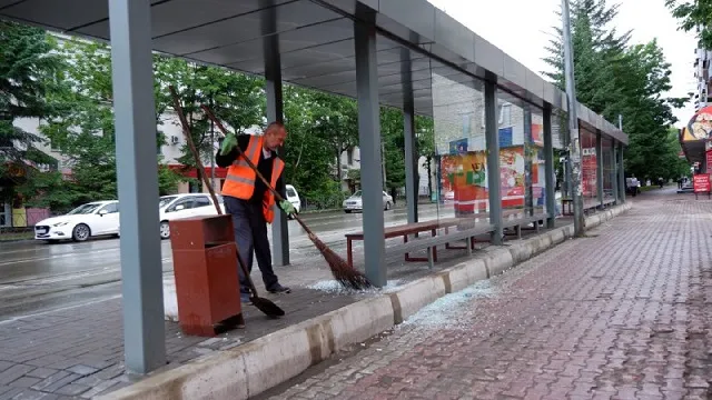 На биробиджанца, разбившего стекло «умной» остановки, возбуждено уголовное дело