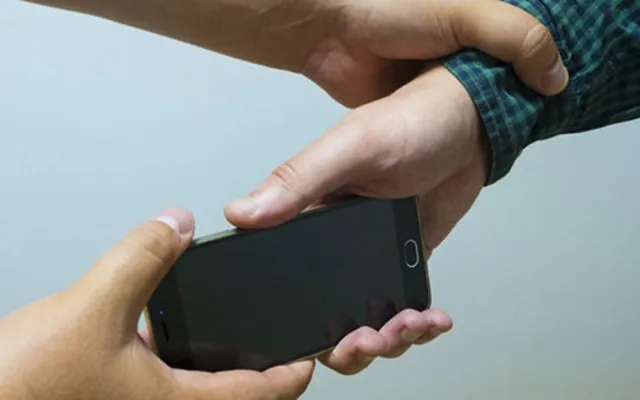 Словно в девяностых: мужчину обокрали прямо на улице в ЕАО