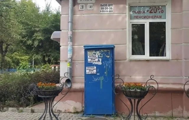 Ребенок госпитализирован после падения с 1,5 метрового объекта во дворе в Хабаровске