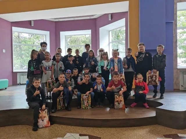 Сводили в кино и подготовили к новому учебного году детей из малоимущих семей в Биробиджане