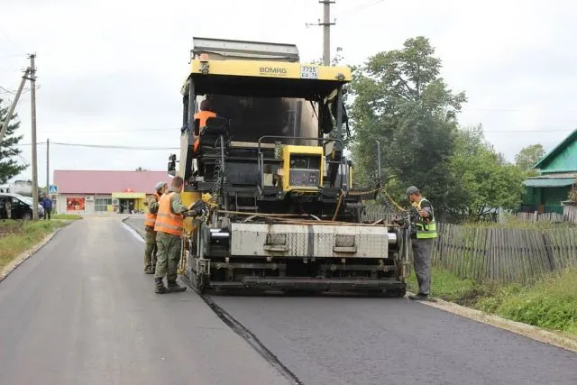 Закатывать в асфальт начали дорожники улицы с. Валдгейм