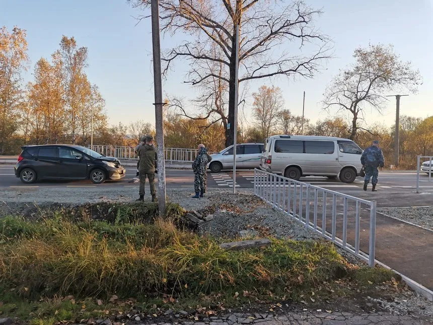 Сильно помял чужое авто водитель «Ниссана» в Биробиджане