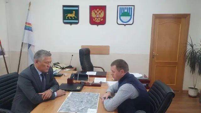 Проблемы сирот, ветхого жилья и питания школьников в Биробиджане обсудил Ю. Валяев с мэром