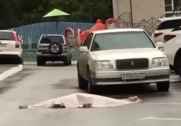 Разбилась насмерть, выпав из окна, женщина в Хабаровске