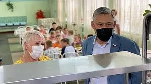 Горячее питание в школах ЕАО проверит сенатор Юрий Валяев