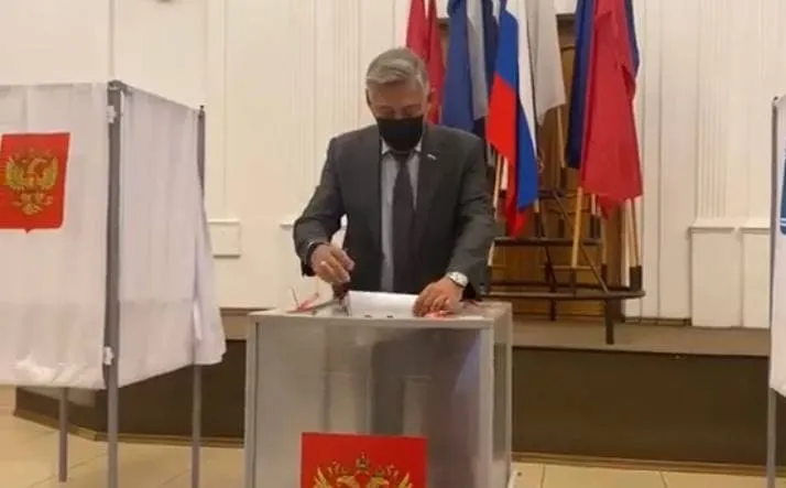 Сенатор от ЕАО Юрий Валяев принял участие в голосовании в Госдуму РФ