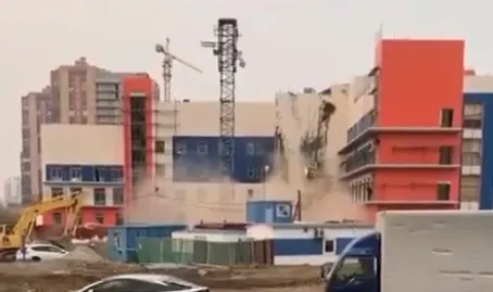 ВИДЕО: Упал на больницу строительный кран в Хабаровске