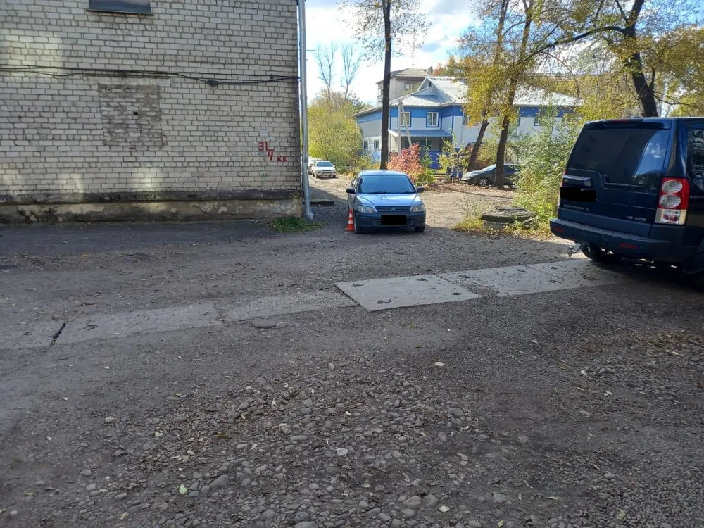Семилетнего ребенка сбило авто во дворе дома в Биробиджане