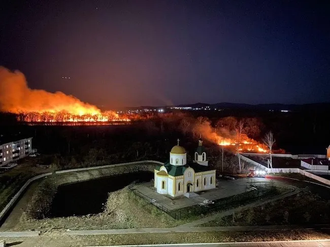 Огонь от горящей травы вплотную подобрался к жилым домам в Биробиджане