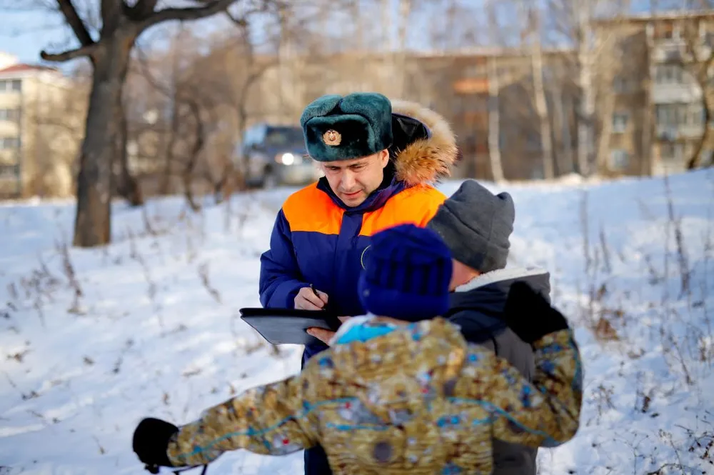 Второклассников сняли с хрупкого льда спасатели МЧС в Биробиджане