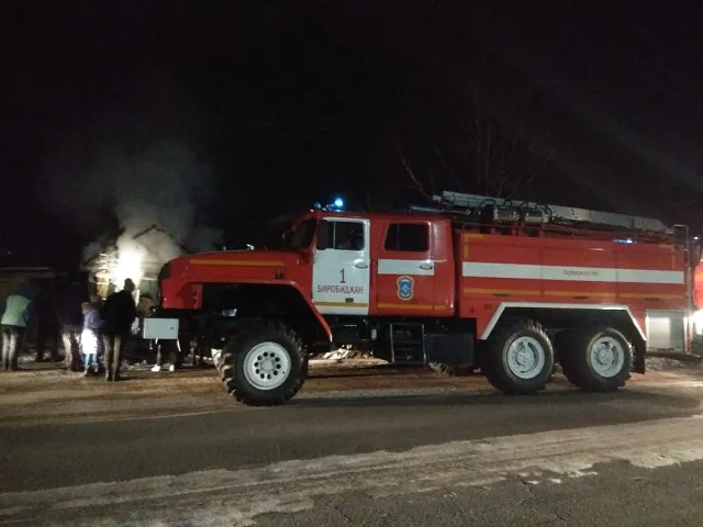 Упал с крыши, надышавшись дымом во время пожара, молодой биробиджанец