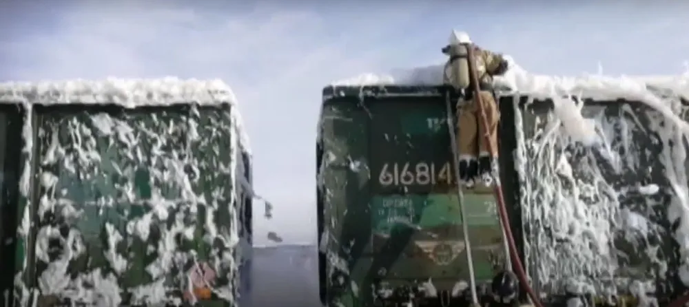 ВИДЕО: загорелись два вагона с серой на станции в Приамурье