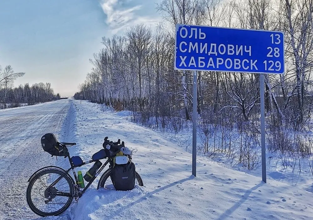 В снежный шторм пробирался через Биробиджан велосипедист-путешественник Влад Повеликин