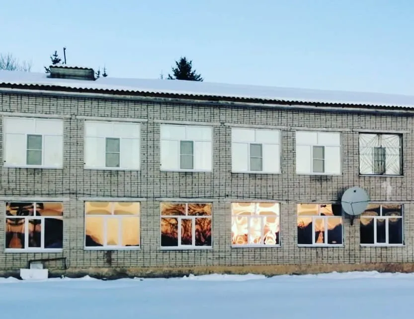 Меняют на пластик старые окна в сельских школах ЕАО