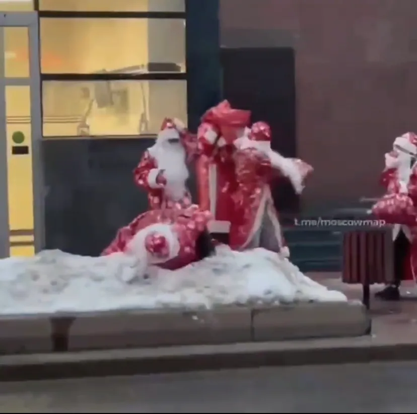 ВИДЕО: Толпа Дедов Морозов устроила массовую драку в одном из городов России