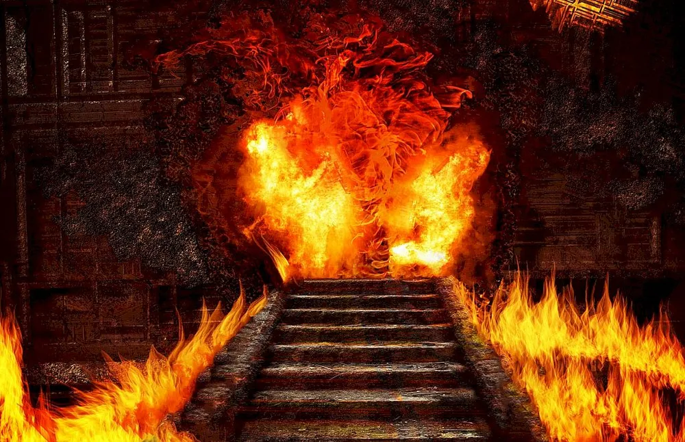 Выгорели пол и лестница в деревянном здании в Биробиджане