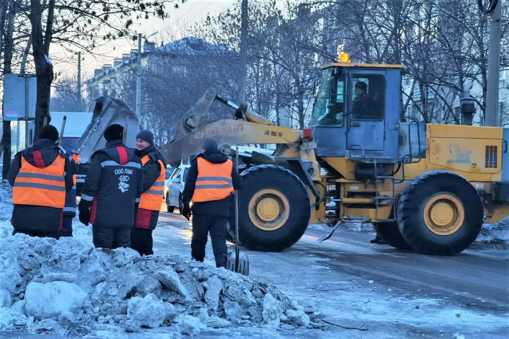 Более трёх тысяч кубометров снега вывезено с улиц Биробиджана за несколько дней
