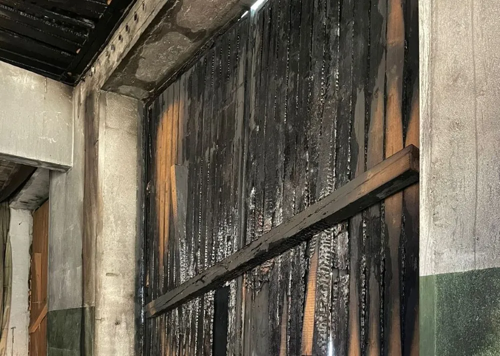 Пять автомобилей едва не сгорели из-за телефонной зарядки в Биробиджане