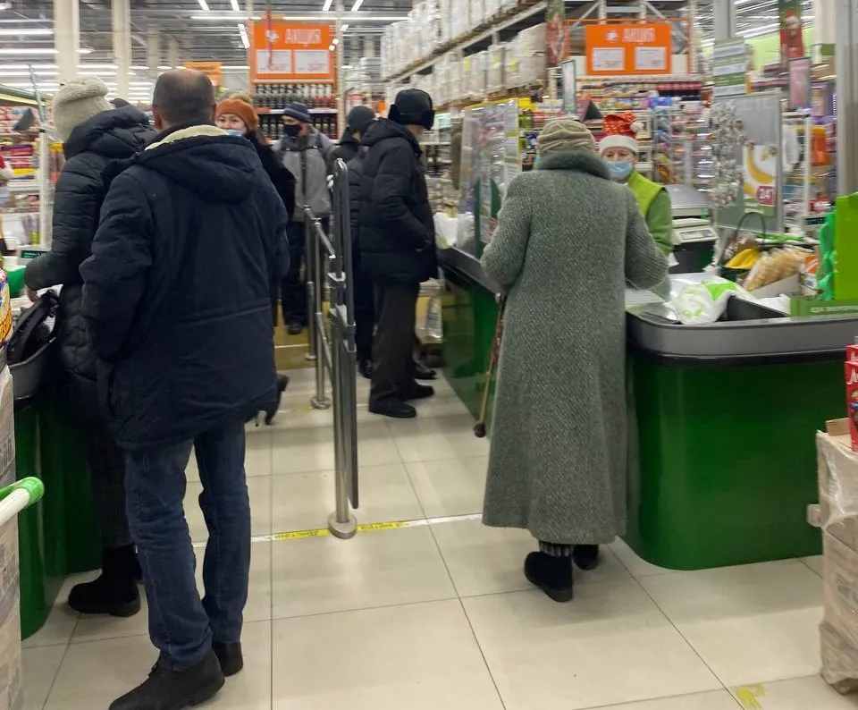 Рост цен может привести к карточкам на еду в России - эксперт