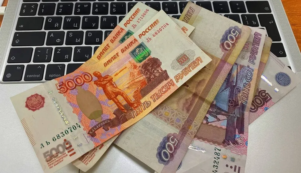 Крупную сумму похитила «нефтедобывающая фирма» у жительницы Биробиджана