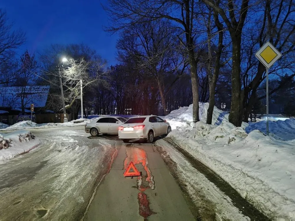 Неуступчивый водитель помял два авто на перекрестке в Биробиджане